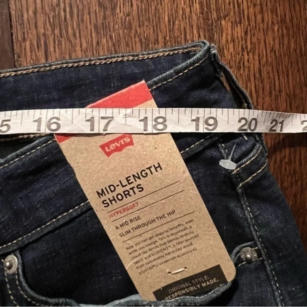 NWT Levis size 20W mid length jean shorts
